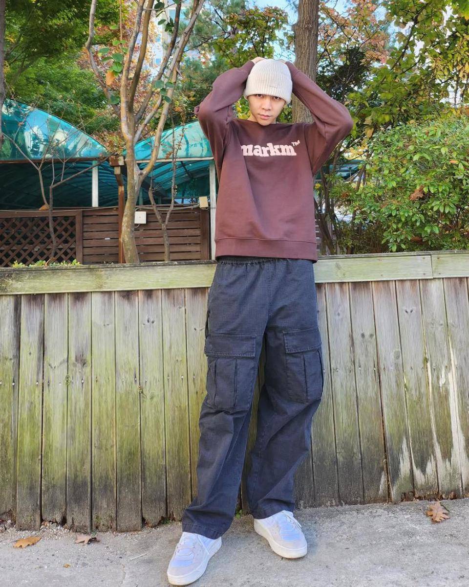 inspirasi outfit street style ala Johnny NCT (instagram.com/johnnyjsuh)
