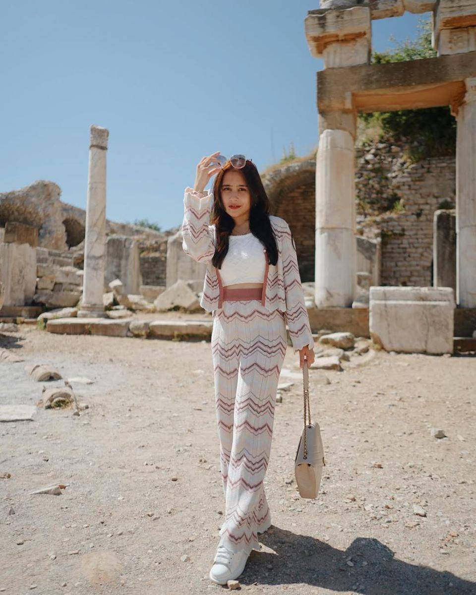 ide outfit one set ala Prilly Latuconsina (instagram.cm/prillylatuconsina96)
