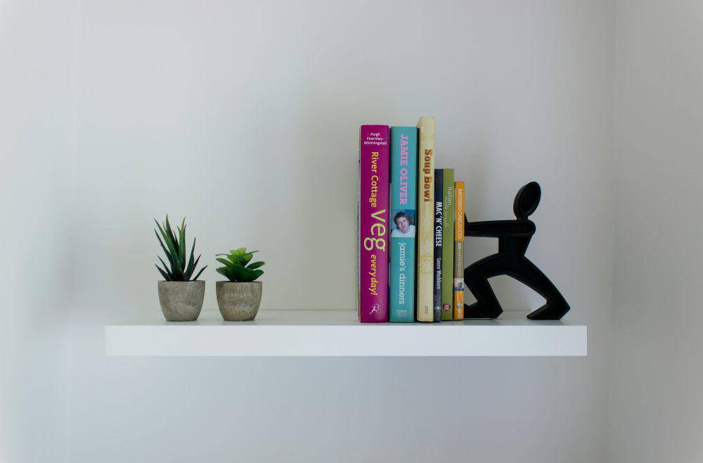 ilustrasi rak minimalis (unsplash.com/Darren Richardson)