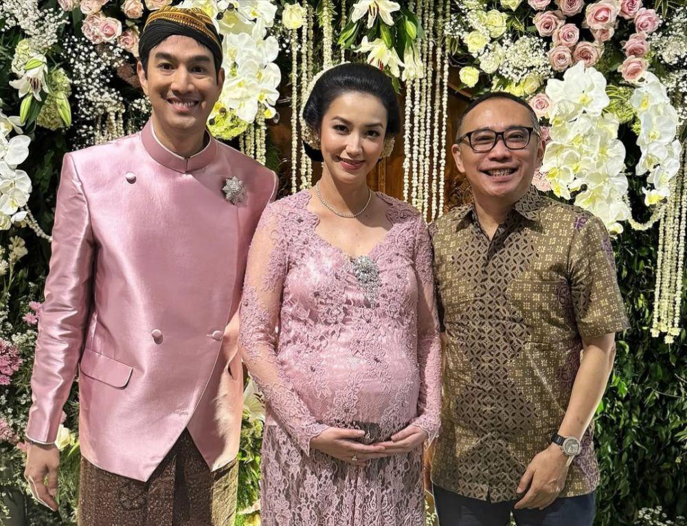 7 Gaya Mitoni Velove Vexia, Anggun Pakai Adat Jawa