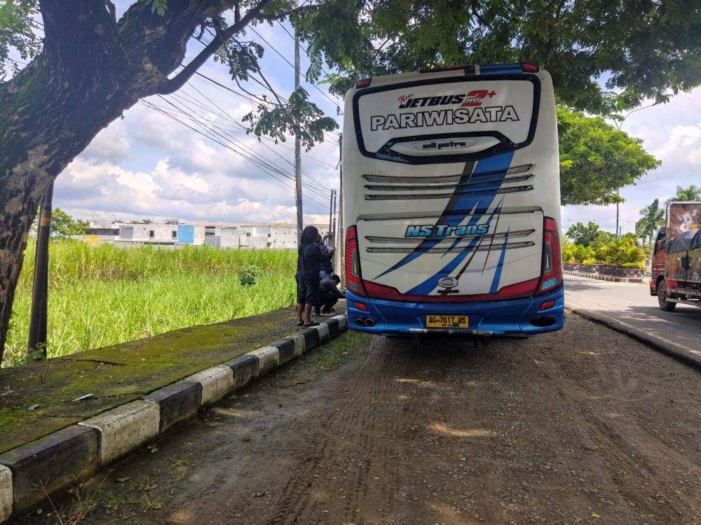 Bus pariwisata NS Trans yang sempat disrempet Daihatsu Sigra di tol Ngawi. IDN Times/ Riyanto.