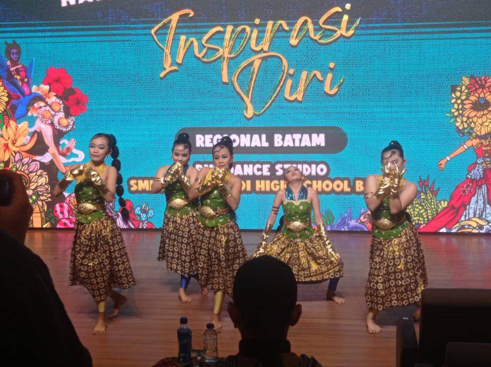Penampilan salah satu grup peserta lomba iForte National Dance Competition Batam (IDN Times/Putra Gema Pamungkas)
