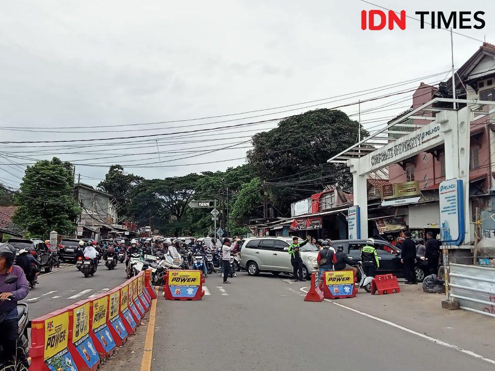 Kendaraan arah Puncak Bogor ditutup sementara, Minggu (26/1/2025) sore. (Linna Susanti/IDN Times).
