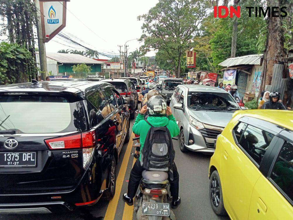 Kendaraan arah Puncak Bogor tertahan di arah dimpang Gadog Puncak Bogor, Minggu (26/1/2025). (Linna Susanti/IDN Times).