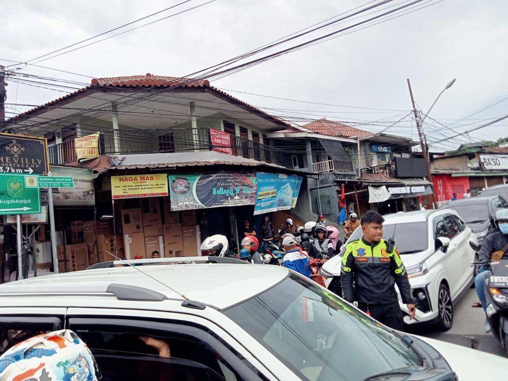 Kecamatan di jalur Puncak Bogor, Minggu (26/1/2025) sore. (Linna Susanti/IDN Times).