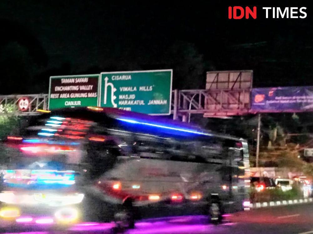 Bus melintas di jalur Puncak, simpang Gadog, Minggu (26/1/2025). (Linna Susanti/IDN Times).