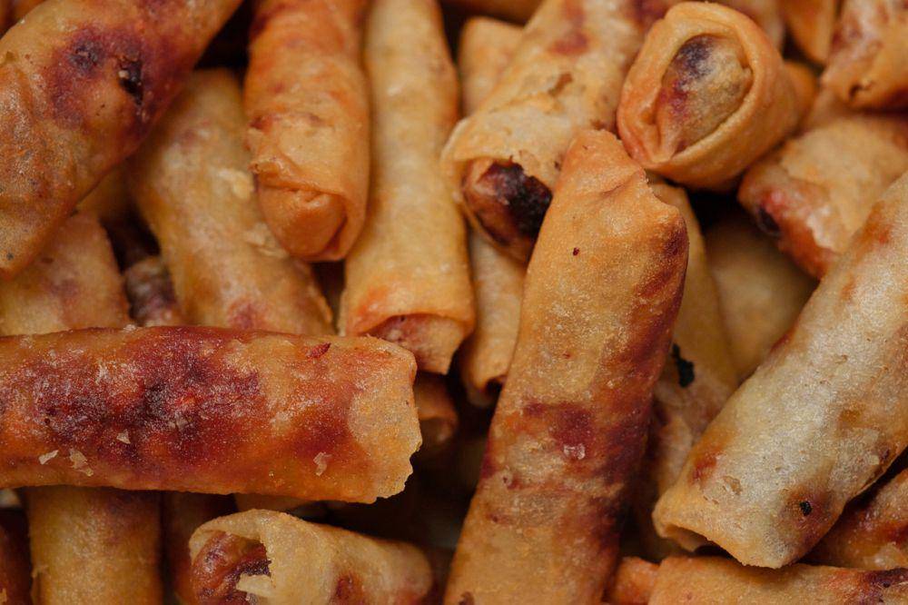ilustrasi lumpia pisang cokelat karamel (vecteezy.com/cawlo)