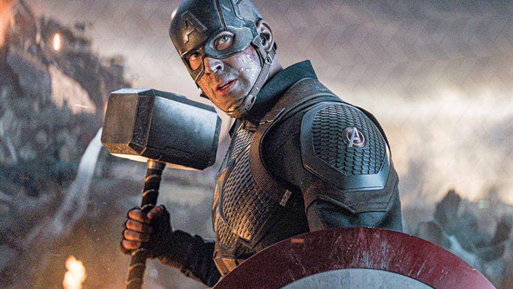 Captain America mengangkat Mjolnir (dok. Marvel Studios/The Avengers: Endgame)