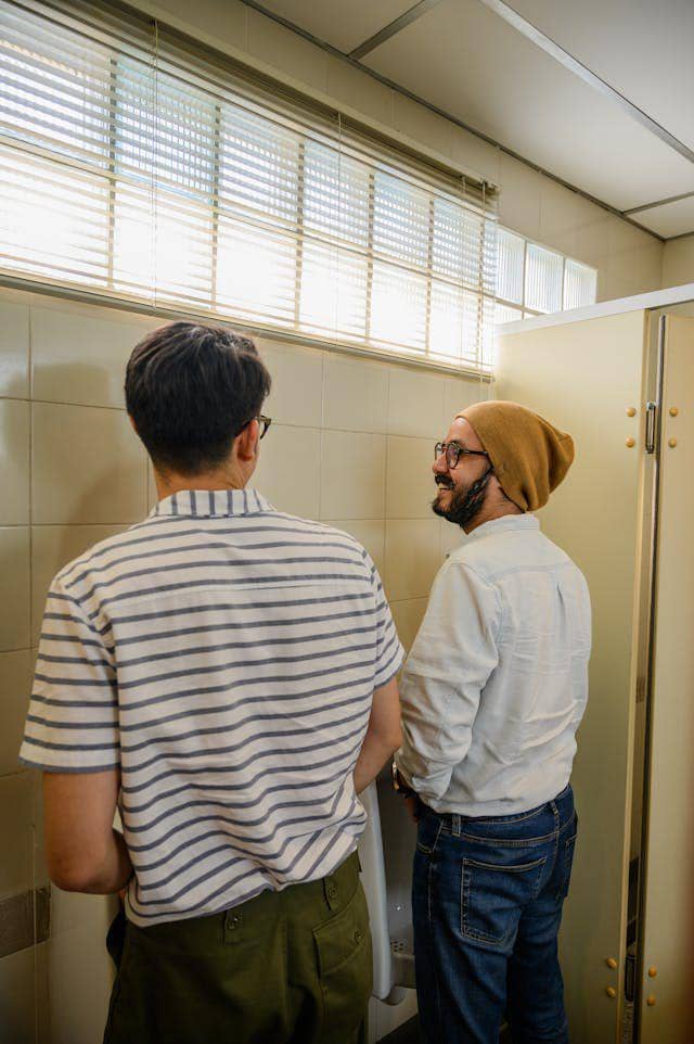 ilustrasi mengajak bicara orang di urinoar (pexels.com/Ketut Subiyanto)