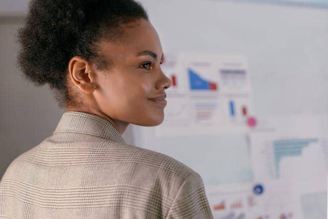 Ilustrasi perempuan tersenyum. (pexels/Mikhail Nilov)