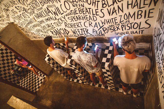 ilustrasi pria menggunakan ponsel di urinoar (pexels.com/ROMAN ODINTSOV)