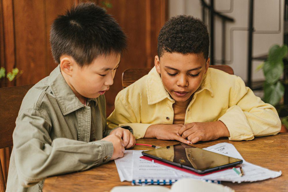 4 Cara Efektif Cegah Anak Terjebak Misinformasi dengan Metode SIFT
