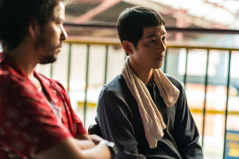 Kuk Hui (Song Joong Ki) di film Bogota: City of the Lost (instagram.com/pulsm_entertainment)