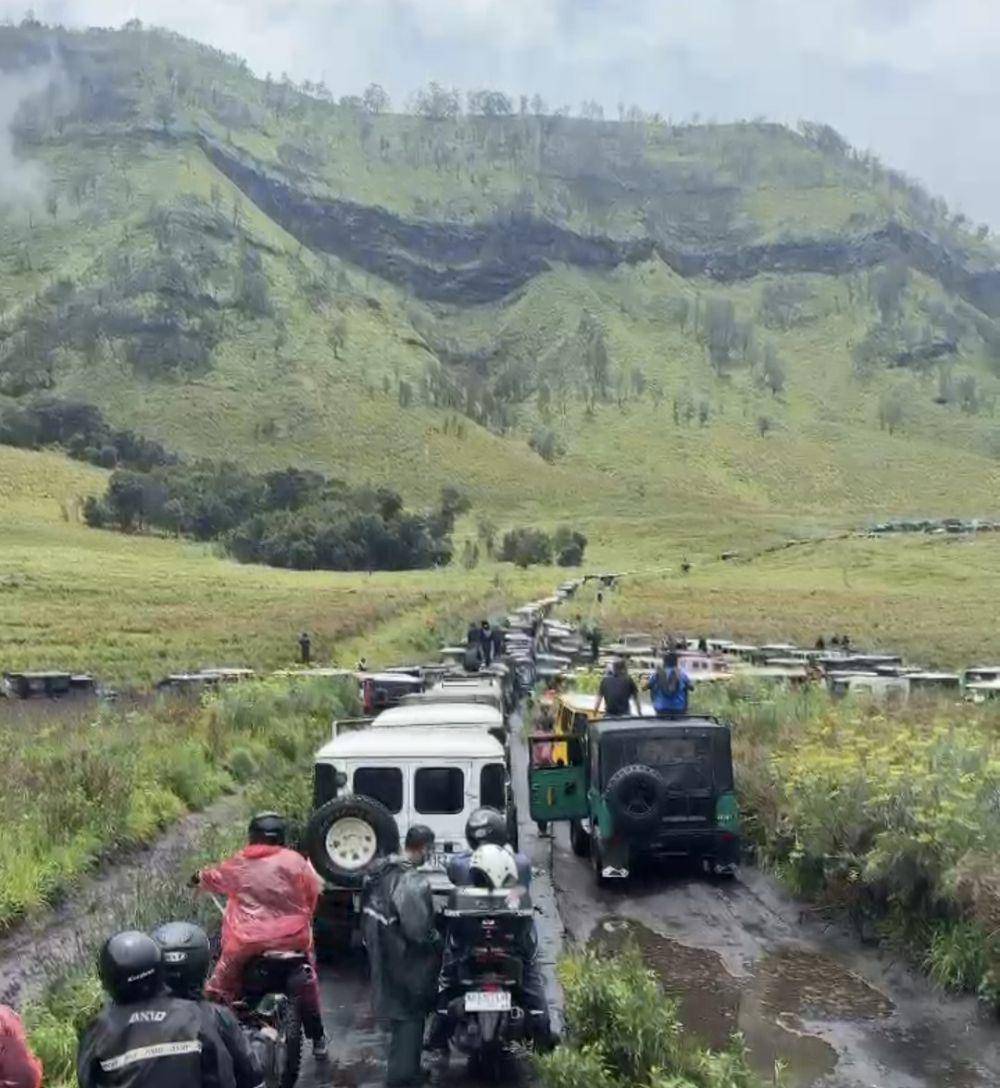 Potret kemacetan parah di Savana Gunung Bromo. (IDN Times/Istimewa)