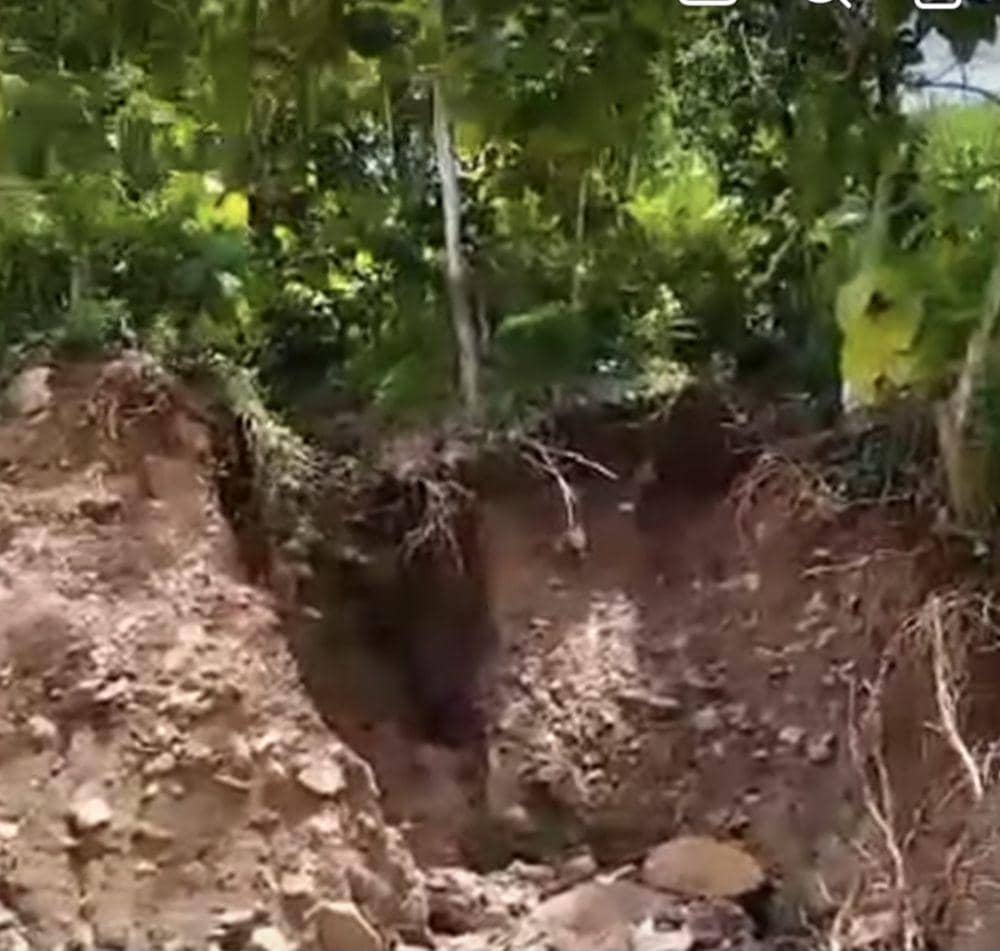 Kemunculan sumber mata air di lokasi longsor JLS Sumberoto Malang. (Facebook/Minthend Yoo Minthend)
