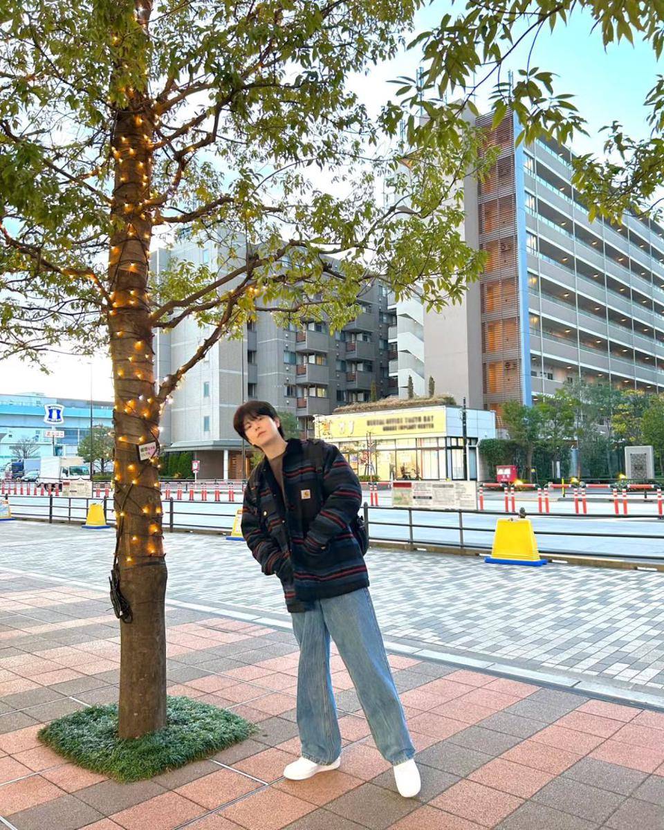 Padu Padan Outwear ala Seungmin STRAY KIDS (instagram.com/miniverse.___)