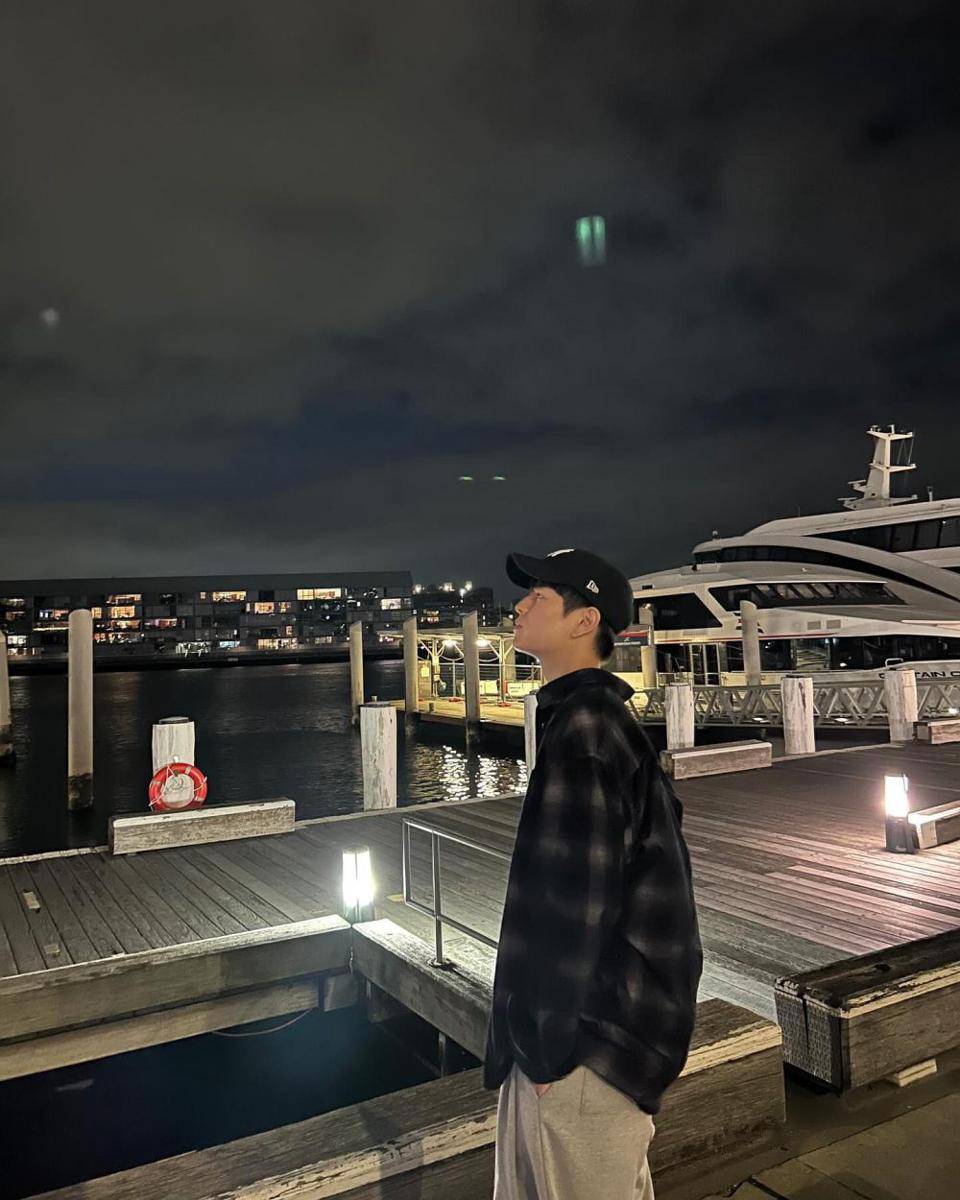 Padu Padan Outwear ala Seungmin STRAY KIDS (instagram.com/miniverse.___)