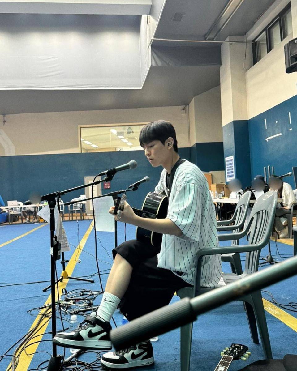 Padu Padan Outwear ala Seungmin STRAY KIDS (instagram.com/miniverse.___)