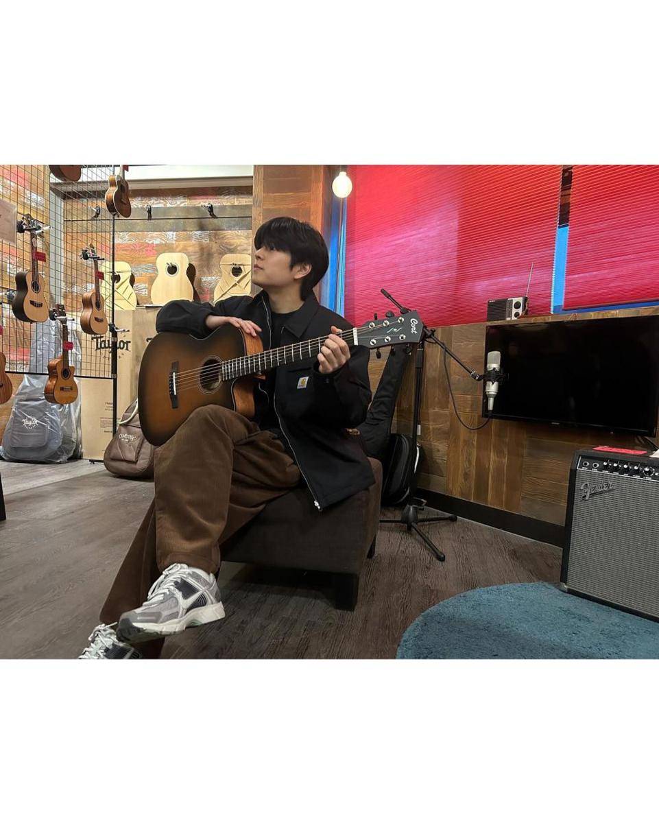 Padu Padan Outwear ala Seungmin STRAY KIDS (instagram.com/miniverse.___)