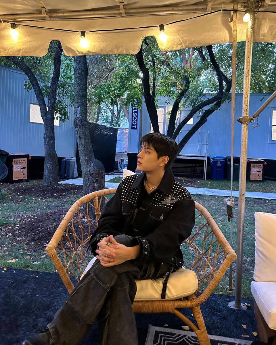 Padu Padan Outwear ala Seungmin STRAY KIDS (instagram.com/miniverse.___)