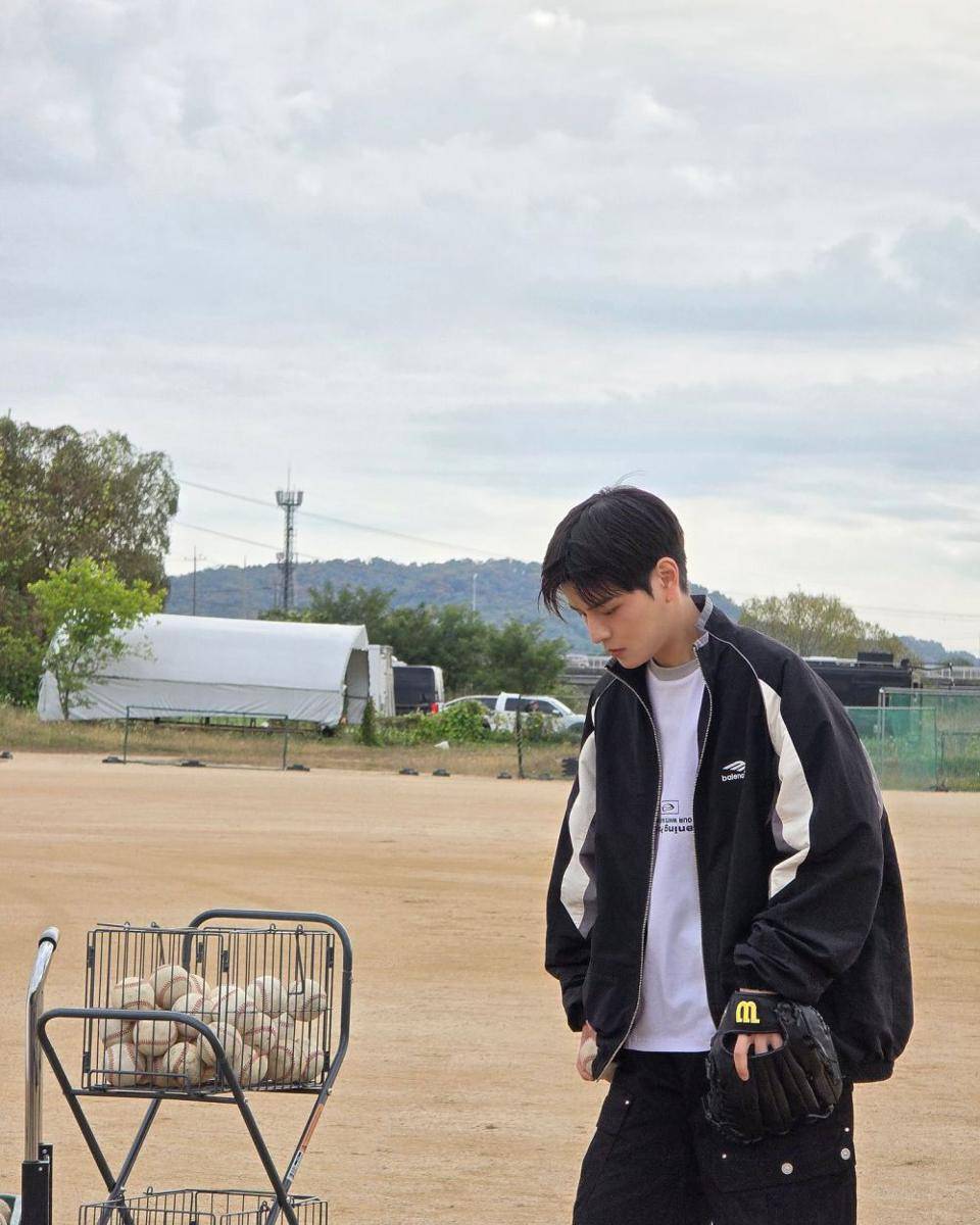 Padu Padan Outwear ala Seungmin STRAY KIDS (instagram.com/miniverse.___)