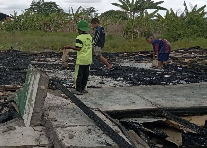 Sejumlah anak di sekitar MTS Byna Taqwa yang terbakar mengais sisa-sisa kebakaran.
