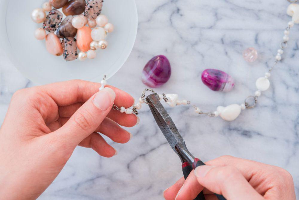 5 Kreasi DIY Kalung dengan Batu Alam untuk Energi Positif Sehari-hari