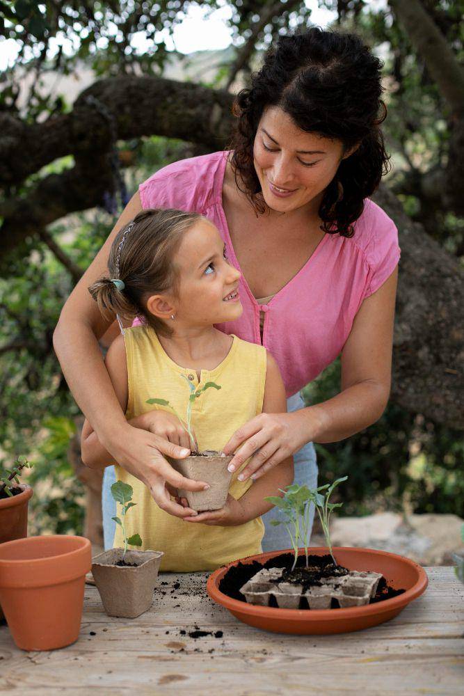 ilustrasi berkebun dengan anak (freepik.com/freepik)