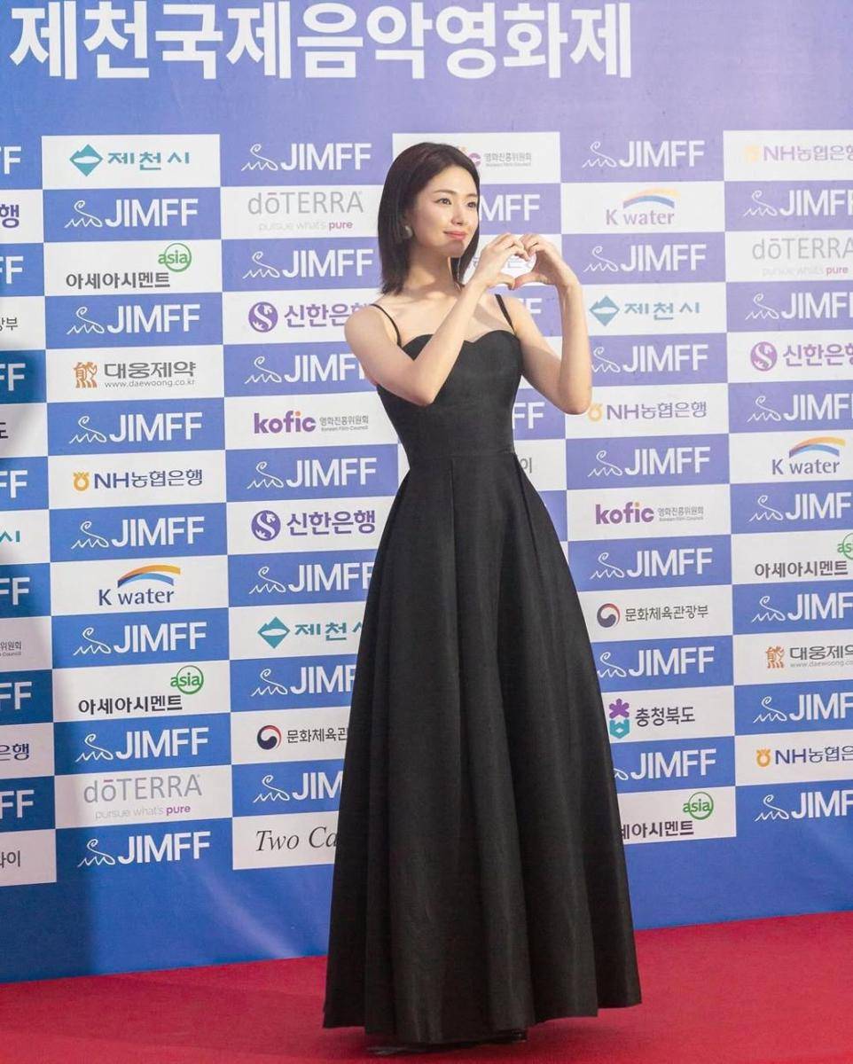 Style Ha Young. (instagram.com/havv_y)
