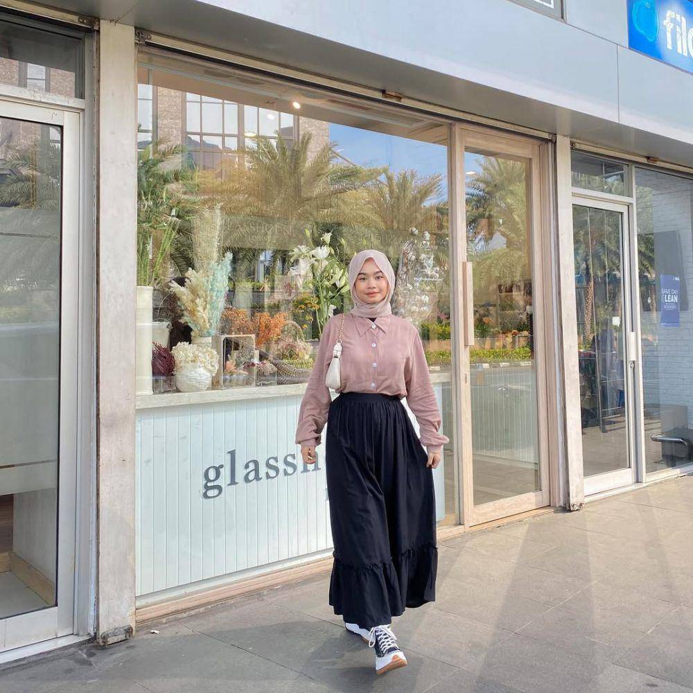 inspirasi outfit ke kampus ala Nola Clara (instagram.com/nolaclr.a)