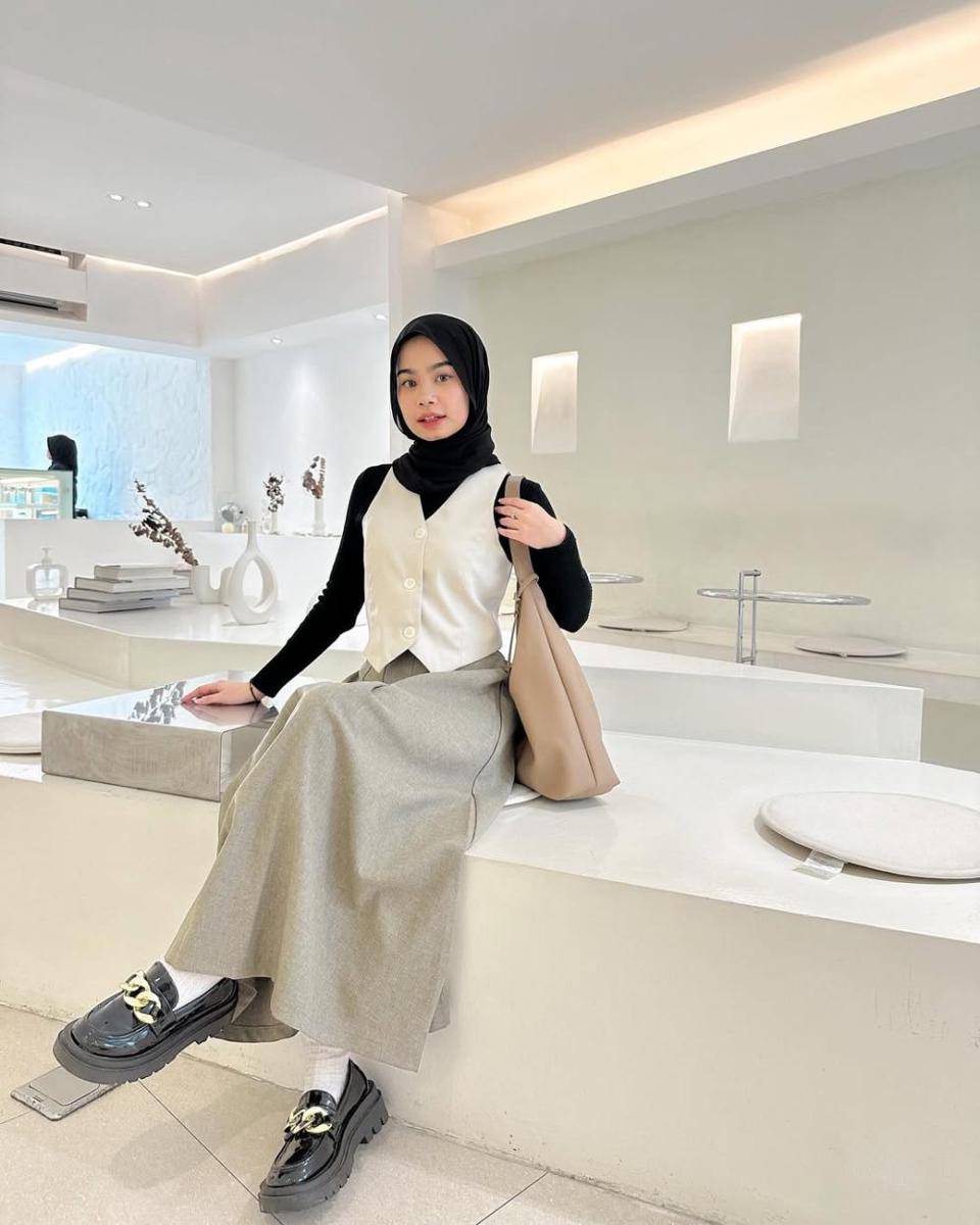 inspirasi outfit ke kampus ala Nola Clara (instagram.com/nolaclr.a)