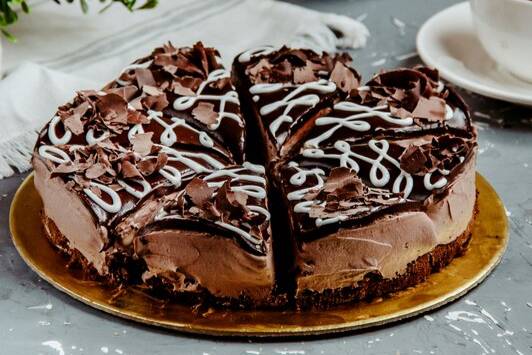ilustrasi no bake chocolate cheesecake (freepik.com/KamranAydinov)