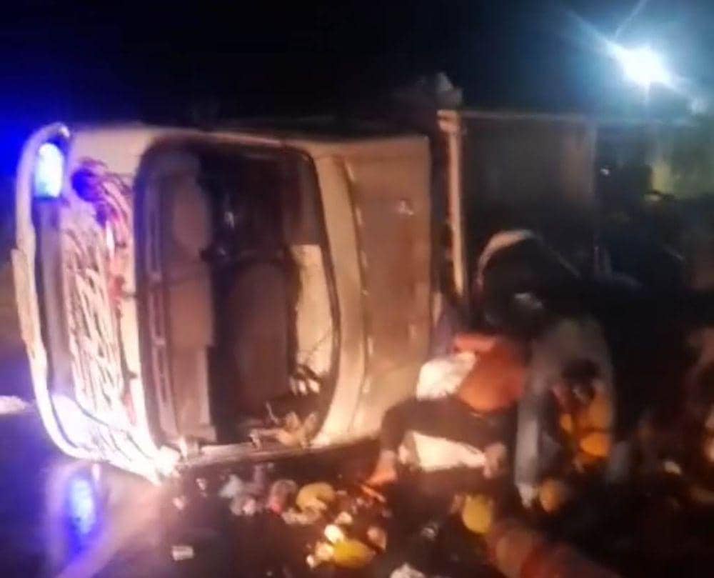 Peristiwa kecelakaan mobil pikap muatan durian di Jalinsum Kampung Banjarmasin, Kabupaten Way Kanan. (IDN Times/Istimewa).