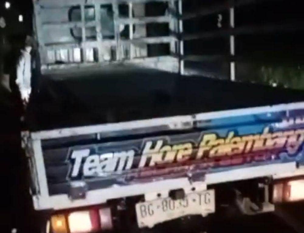 Peristiwa kecelakaan mobil pikap muatan durian di Jalinsum Kampung Banjarmasin, Kabupaten Way Kanan. (IDN Times/Istimewa).