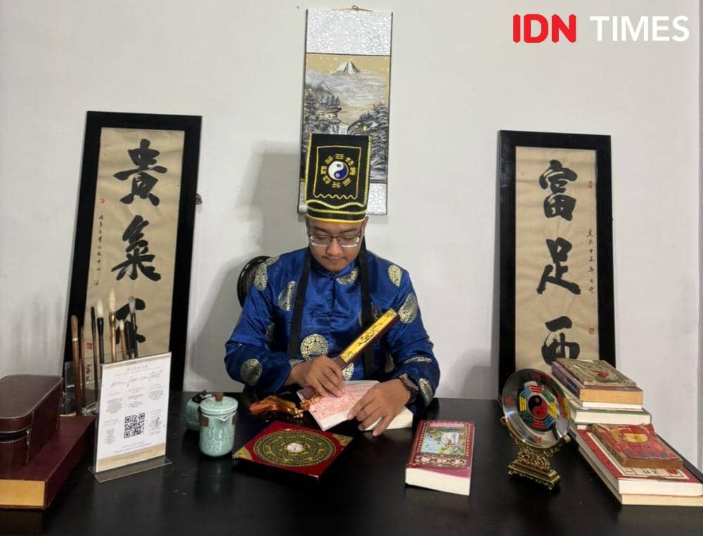 Seorang pengamat Feng Shui di kota Medan (IDN Times/Indah Permata Sari)