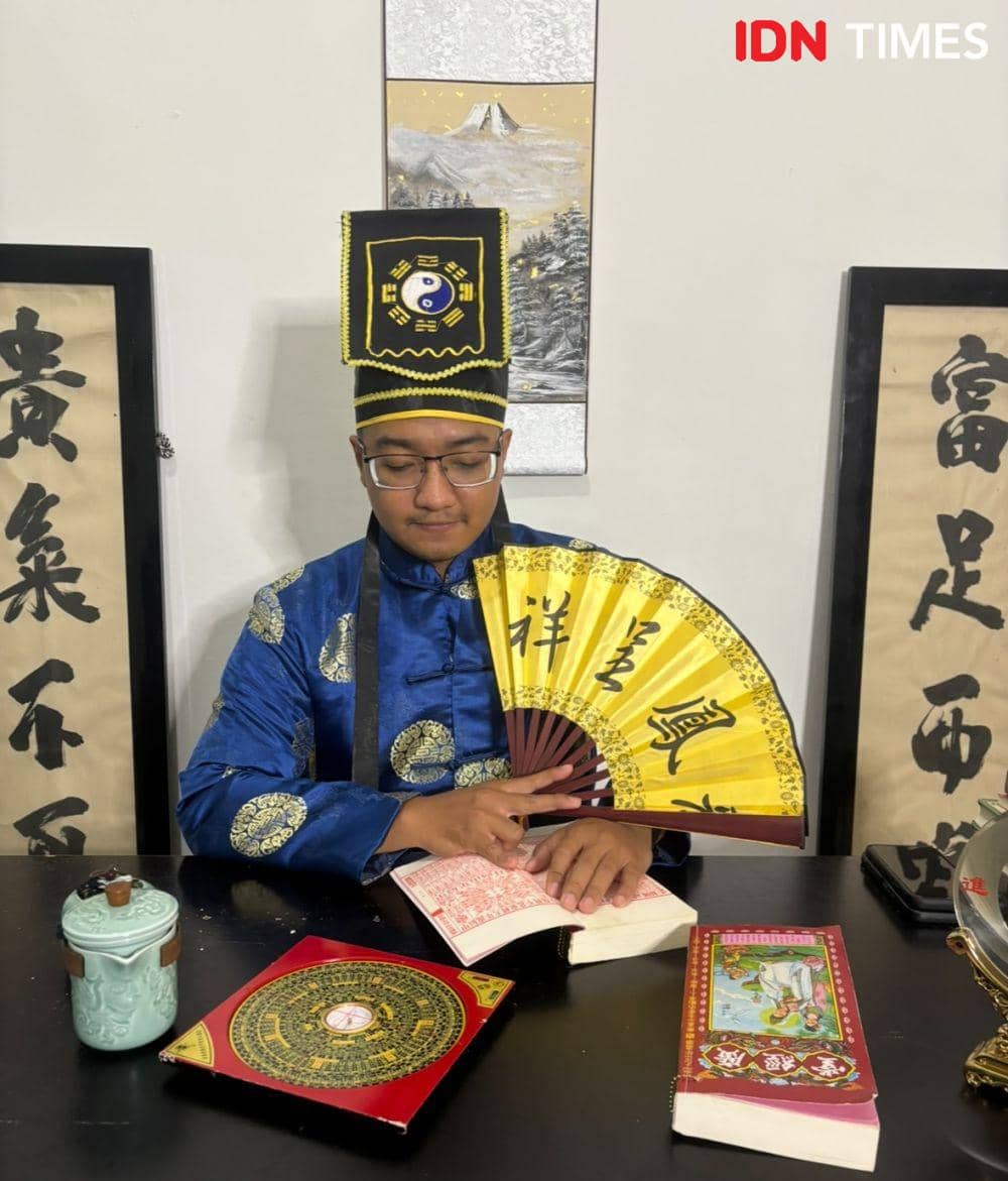 Seorang pengamat Feng Shui di kota Medan (IDN Times/Indah Permata Sari)