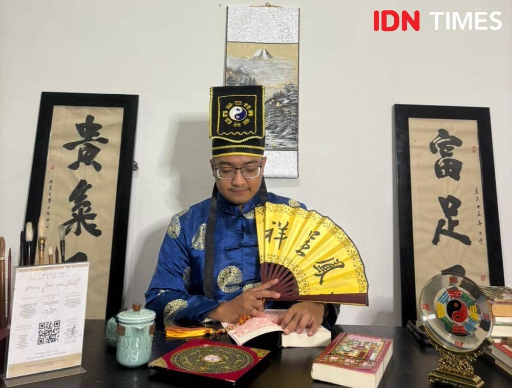 Seorang pengamat Feng Shui di kota Medan (IDN Times/Indah Permata Sari)