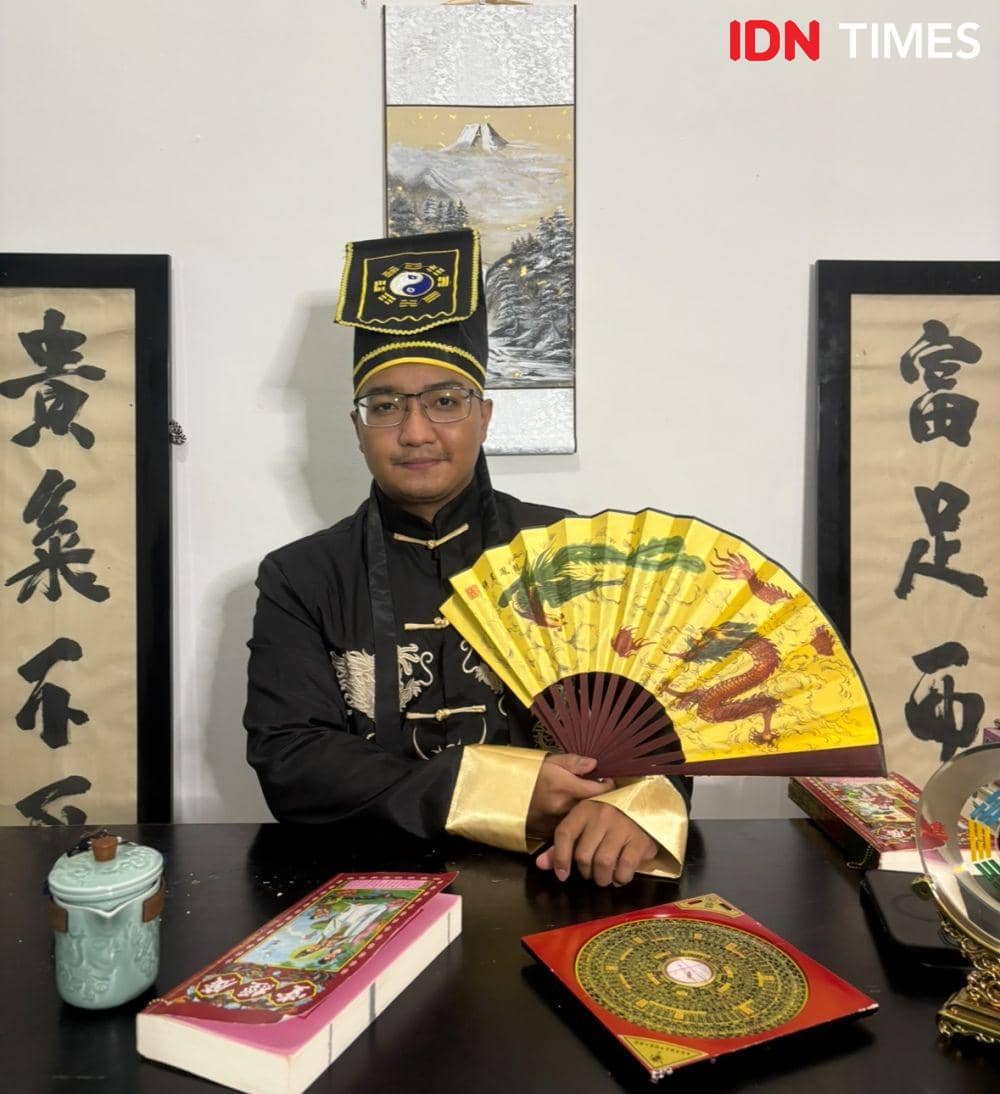 Seorang pengamat Feng Shui di kota Medan (IDN Times/Indah Permata Sari)