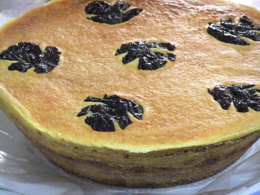 ilustrasi kue lapis legit prunes