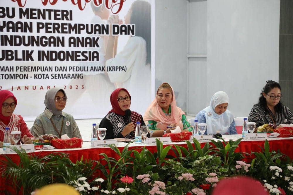 Menteri Pemberdayaan Perempuan dan Perlindungan Anak (PPPA) RI, Arifatul Choiri Fauzi mengunjungi Kelurahan Petompon, Kecamatan Gajahmungkur, Kota Semarang, Senin (27/1/2025). (dok. Pemkot Semarang)