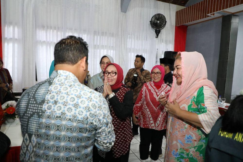 Menteri Pemberdayaan Perempuan dan Perlindungan Anak (PPPA) RI, Arifatul Choiri Fauzi mengunjungi Kelurahan Petompon, Kecamatan Gajahmungkur, Kota Semarang, Senin (27/1/2025). (dok. Pemkot Semarang)