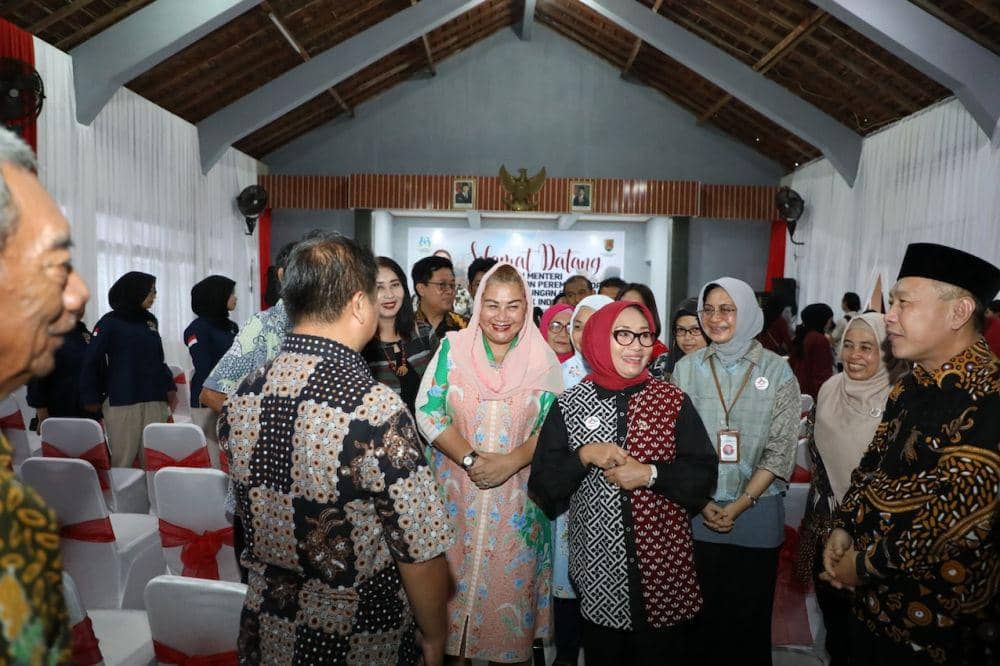 Menteri Pemberdayaan Perempuan dan Perlindungan Anak (PPPA) RI, Arifatul Choiri Fauzi mengunjungi Kelurahan Petompon, Kecamatan Gajahmungkur, Kota Semarang, Senin (27/1/2025). (dok. Pemkot Semarang)