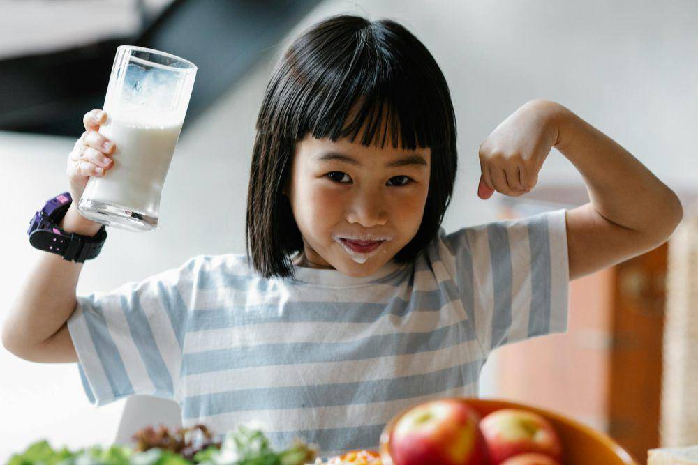 ilustrasi anak minum susu (pexels.com/Alex Green)