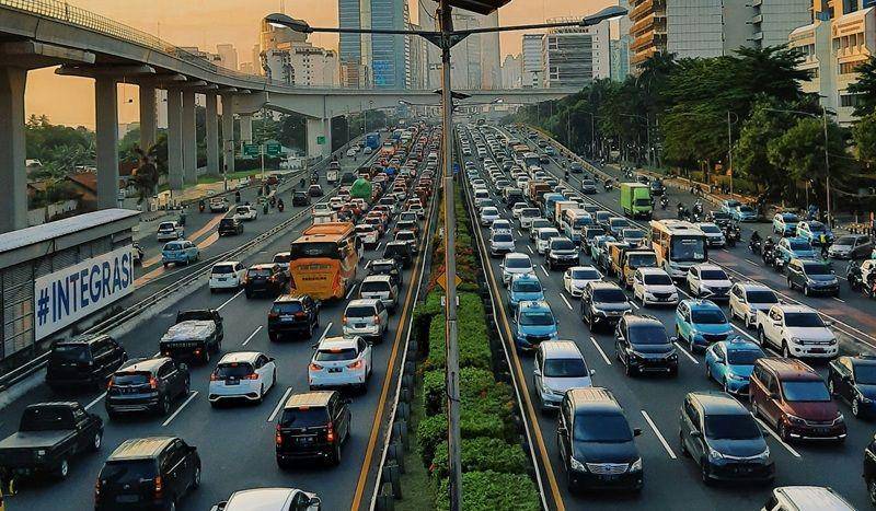 ilustrasi kendaraan yang memadati jalur ganjil genap di Jakarta (unsplash.com/Revan Pratama)