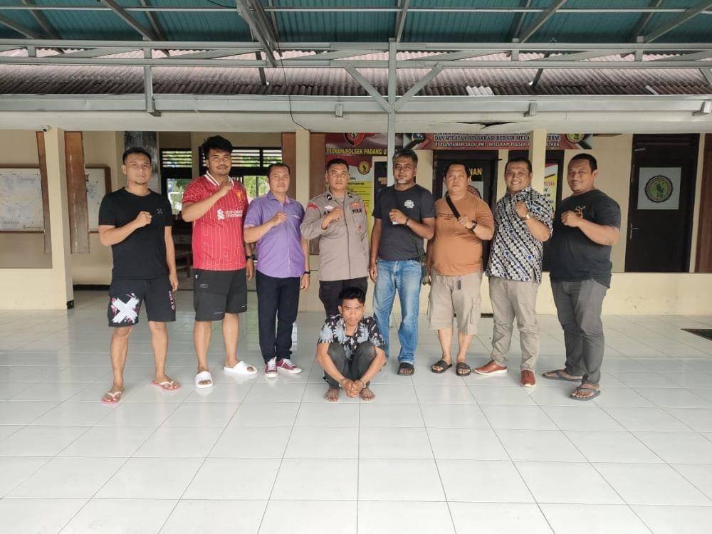 Personel Polsek Padang Utara berfoto setelah menangkap pelaku (Foto: Polsek Padang Utara)