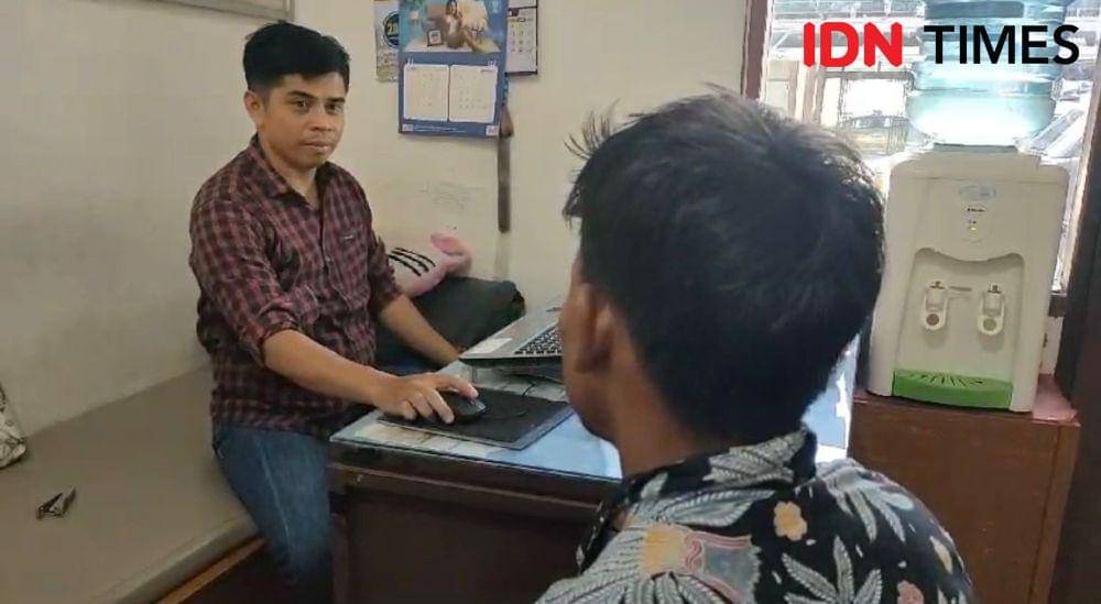 Penyidik Polsek Padang Utara menginterogasi pelaku (Foto: Polsek Padang Utara)