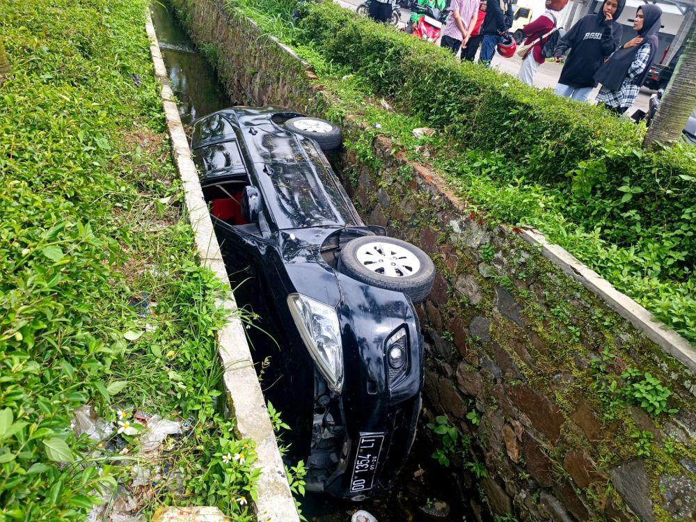 Sebuah Mobil di Bandung Masuk ke Selokan Saat Hendak Antar Barang