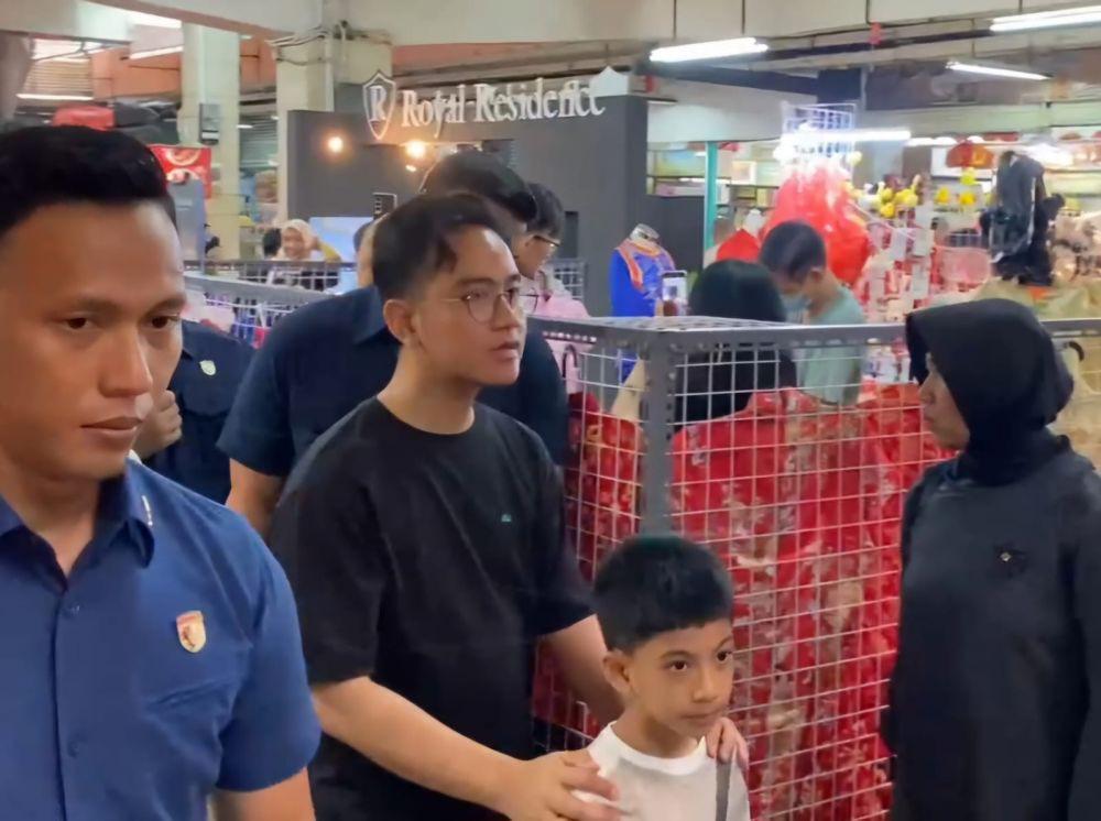 Jelang Imlek, Gibran Ajak Istri dan Anak Jalan ke Pasar Atom