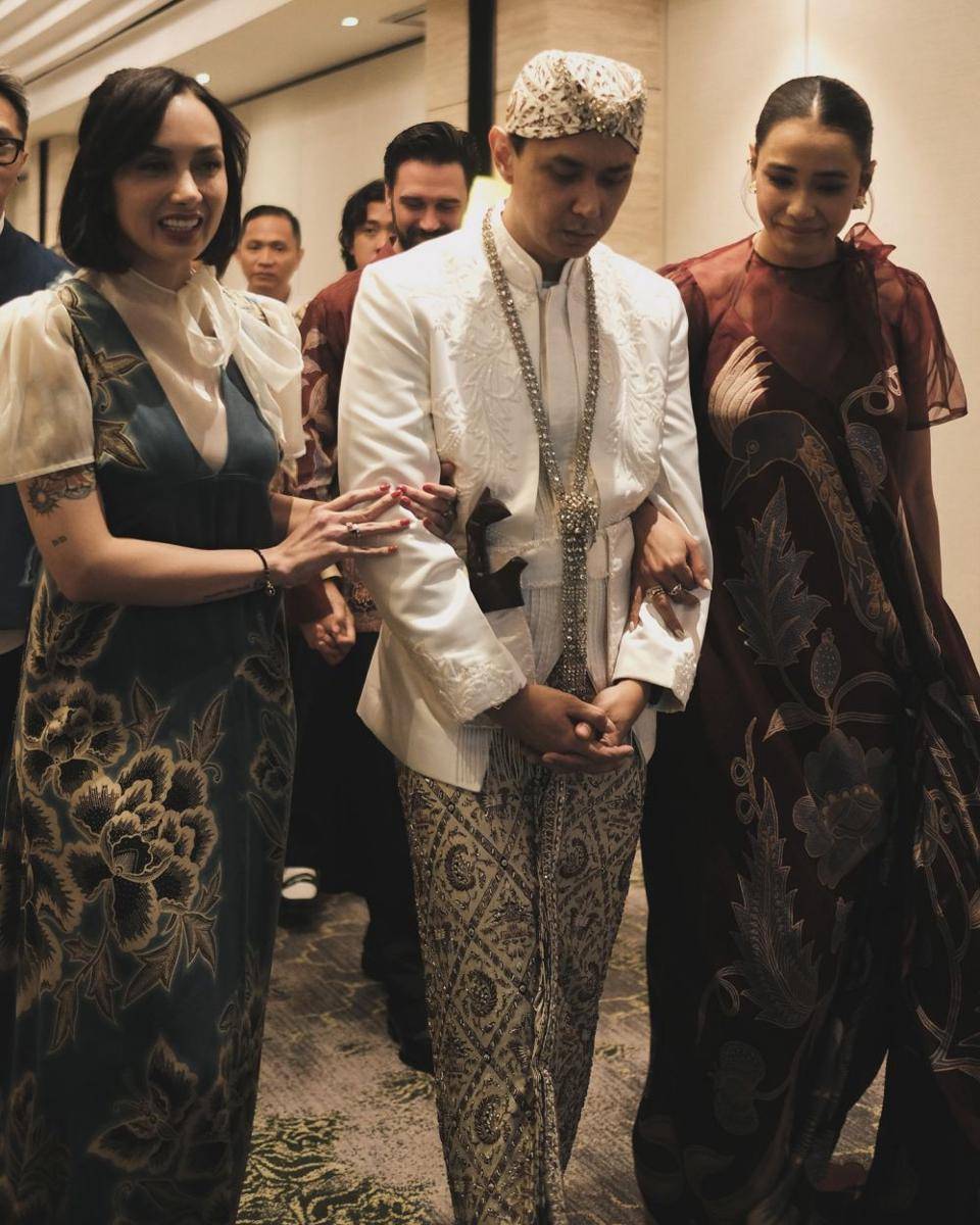 Sara Wijayanto dan Adinia Wirasti di pernikahan Wisnu Hardani (Instagram.com/adiniawrst)