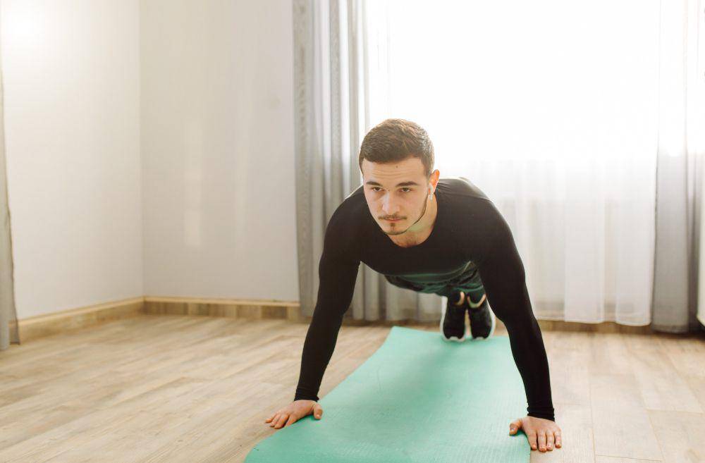 potret plank pilates (freepik.com/bristekjegor)